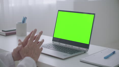 Laptop-Mit-Chroma-Key-Bildschirm-Auf-Dem-Tisch-Des-Arztes-Im-Büro-Des-Klinik-Videochat-Konzepts